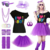 Fantasia feminina inspirada nos anos 70/80, incluindo camiseta "I ♥ the 80's", saia roxa de tule, acessórios coloridos e óculos de sol.