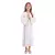 Menina vestida com um vestido longo branco, estilo bíblico, com mangas largas e detalhes em dourado, em pose de oração.