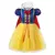 Fantasia infantil da Branca de Neve com vestido azul e amarelo, mangas bufantes e capa vermelha.
