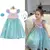 Fantasia infantil da Pequena Sereia Ariel com vestido azul e acessórios, incluindo coroa e colar.
