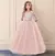 Vestido princesa de renda bordado infantil em tom de rosa claro, com saia de tule e detalhe de laço na cintura.