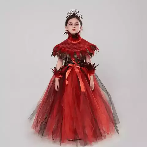 Menina vestida com fantasia vampira medieval de luxo em tons de vermelho e preto, com detalhes em tule e um colarinho decorativo.