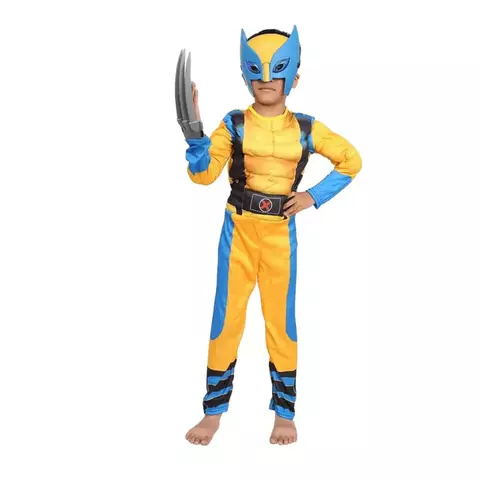 Criança vestindo fantasia do super-herói Wolverine, com máscara e garras, em fundo branco.
