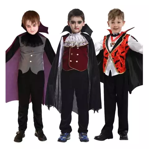 Crianças vestidas com fantasias de vampiro para Halloween, com capas pretas e coletes decorativos em diferentes estilos