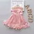 Vestido infantil rosa claro com flores em tecido, estilo verão, pendurado em cabide