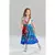 Menina vestindo fantasia infantil da Mirabel do filme Encanto, com vestido azul estampado e blusa branca decorada, usando bolsa vermelha