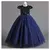 Vestido de princesa roxo longo infantil com lantejoulas e saia de tule, usado por uma menina.