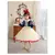 Menina vestindo um vestido de luxo inspirado na Branca de Neve, com detalhes em azul e vermelho, posando e sorrindo.