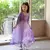 Fantasia Princesa Elsa Frozen em tons de roxo com acessórios, incluindo coroa, colar, pulseira e luvas.