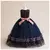 Vestido de festas longo estampado infantil em azul marinho com detalhes florais e laço rosa.