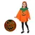 Menina usando um traje de Halloween de abóbora luminosa, com capa laranja e detalhes verdes.
