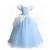 Fantasia infantil da Princesa Cinderela, com vestido azul claro, coroa, brincos, varinha mágica e acessórios florais.