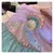 Fantasia infantil da Pequena Sereia Ariel com tiara e acessórios, destacando vestido azul e detalhes em rosa.