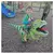 Traje inflável de dinossauro T-Rex para crianças, com um menino e um adulto montados no dinossauro, ambos sorrindo.