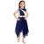 Menina sorridente usando um vestido lírico azul com detalhes em dourado, perfeito para fantasias infantis.
