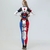 Mulher usando um macacão de cosplay da Arlequina, com design em cores vermelho, azul e branco, vista de costas.