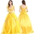 Fantasia feminina inspirada na Bela e a Fera, com vestido amarelo longo e detalhes em rosa.