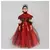 Menina vestida com fantasia vampira medieval de luxo em tons de vermelho e preto, com detalhes em tule e um colarinho decorativo.