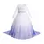 Vestido infantil da princesa Elsa, com detalhes em azul e branco, incluindo tiara, colar, luvas, varinha e trança.