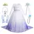 Vestido infantil da princesa Elsa, com detalhes em azul e branco, incluindo tiara, colar, luvas, varinha e trança.