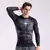 Homem usando uma camisa masculina de super-herói com estampa de aranha, em fundo claro.