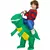 Criança feliz vestindo fantasia inflável de dinossauro, montada em um dinossauro verde.