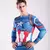 Homem usando uma camisa de super-herói com estampa do Capitão América.