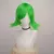 Peruca verde com corte curto, inspirada no personagem Inveja do filme Divertidamente, exibida em um manequim.