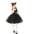 Menina vestida como gato, usando um vestido preto com saias de tule e orelhas de gato, fazendo um gesto com a mão.