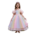 Menina usando um vestido colorido infantil com mangas bufantes, ideal para aniversários e festas.