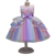 Vestido de princesa infantil em tons de arco-íris, com detalhes em tule e flores na parte superior.