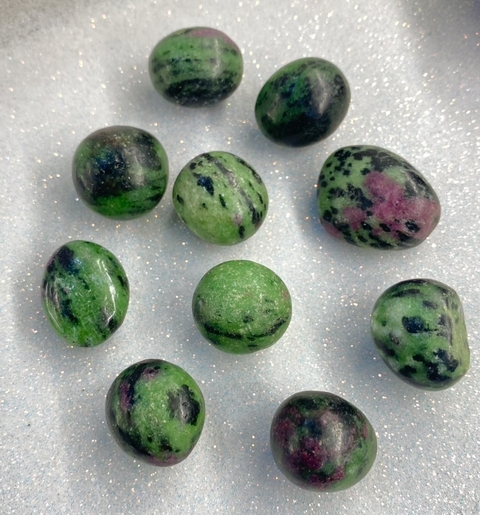 Zoisita rubí rolada