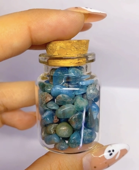 apatita azul en botella