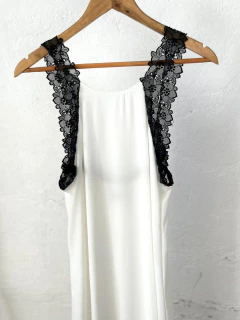 VESTIDO AME DE SEDA BLANCO CON DETALLES EN PUNTILLA NEGRO en internet