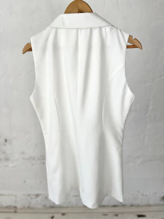 CHALECO SASTRERO LARRULA BLANCO en internet