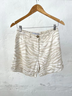 SHORT ESTANCIAS LINO BLANCO Y BEIGE - comprar online