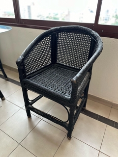 JUEGO $ 400.000 DE MESA DE RATTAN CON TAPA DE VIDRIO Y 4 SILLONES DE RATTAN CON ALMOHADONES - - Galpón Chic