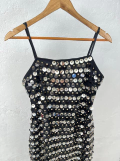 VESTIDO NEGRO CON LENTEJUELAS PLATEDAS en internet