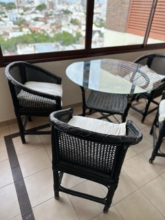 JUEGO $ 400.000 DE MESA DE RATTAN CON TAPA DE VIDRIO Y 4 SILLONES DE RATTAN CON ALMOHADONES - - comprar online