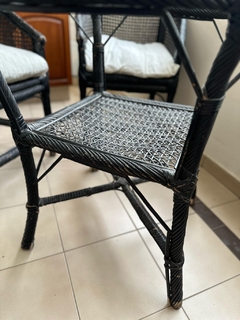 JUEGO $ 400.000 DE MESA DE RATTAN CON TAPA DE VIDRIO Y 4 SILLONES DE RATTAN CON ALMOHADONES - en internet
