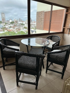 JUEGO $ 400.000 DE MESA DE RATTAN CON TAPA DE VIDRIO Y 4 SILLONES DE RATTAN CON ALMOHADONES -