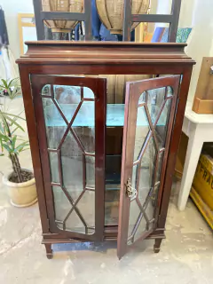 CRISTALERO INGLES CON PATAS CHIPINDALE PUERTAS CON VIDRIO ROMBO Y LUZ INTERIOR $550.000 en internet