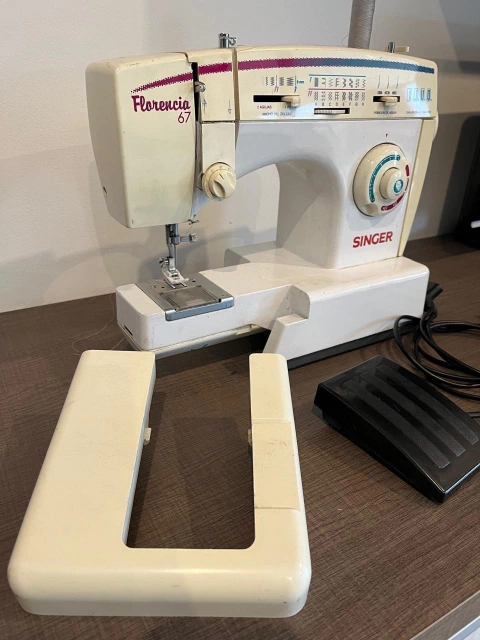 MAQUINA DE COSER SINGER FLORENCIA 67 $150.000