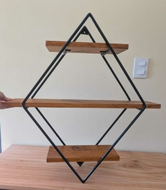 REPISA FLOTANTE ROMBO DE HIERRO Y MADERA - 3 ESTANTES -MEDIDAS: Alto 70cm- Estante del medio 65cm- Estantes superior e inferior 33cm $38.000
