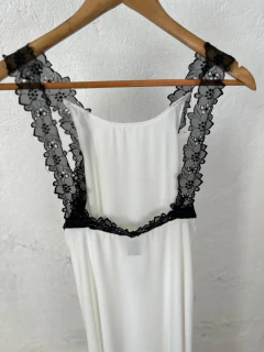 VESTIDO AME DE SEDA BLANCO CON DETALLES EN PUNTILLA NEGRO - Galpón Chic