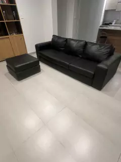 SILLON ECOCUERO NEGRO 2,35 LARGO X 0,85 X 0,67 CON APOYA PIES 0,67 X 0,58 $400.000