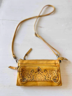 CARTERA RAPSODIA AMARILLA CON TACHAS - comprar online