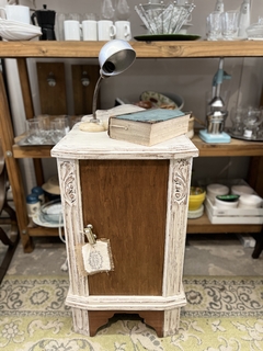 MESA DE LUZ CEDRO PATINADA 44 ANCHO X 40 LARGO X 73 DE ALTO $150.000