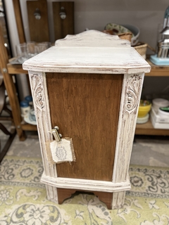 MESA DE LUZ CEDRO PATINADA 44 ANCHO X 40 LARGO X 73 DE ALTO $150.000 - comprar online