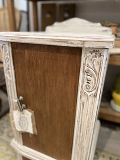 MESA DE LUZ CEDRO PATINADA 44 ANCHO X 40 LARGO X 73 DE ALTO $150.000 - Galpón Chic